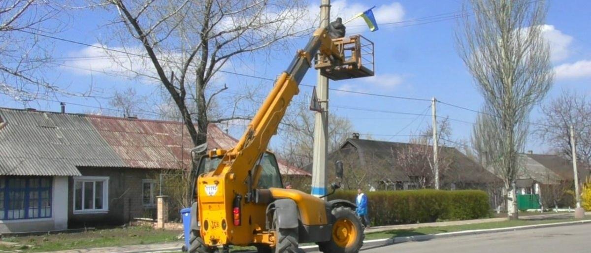 Активисты в Доброполье самостоятельно вернули национальную символик... Активисты в Доброполье самостоятельно вернули национальную символику на главные улицы, Виталий Новиков